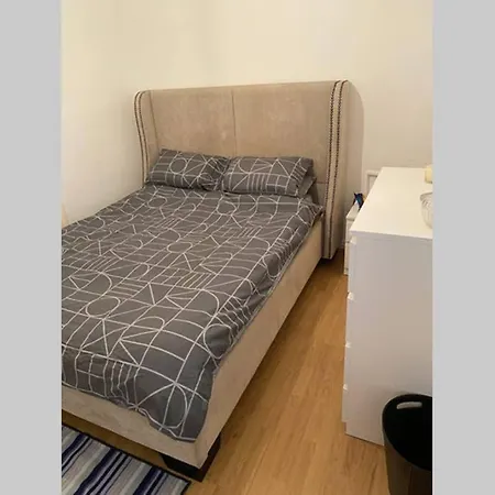 Lovely One Bedroom Self-contained Flat * Leeds (West Yorkshire)