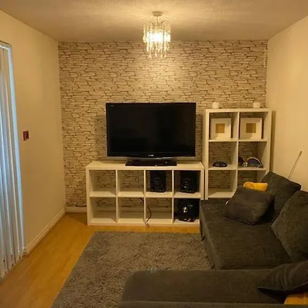 Apartment Lovely One Bedroom Self-contained Flat *